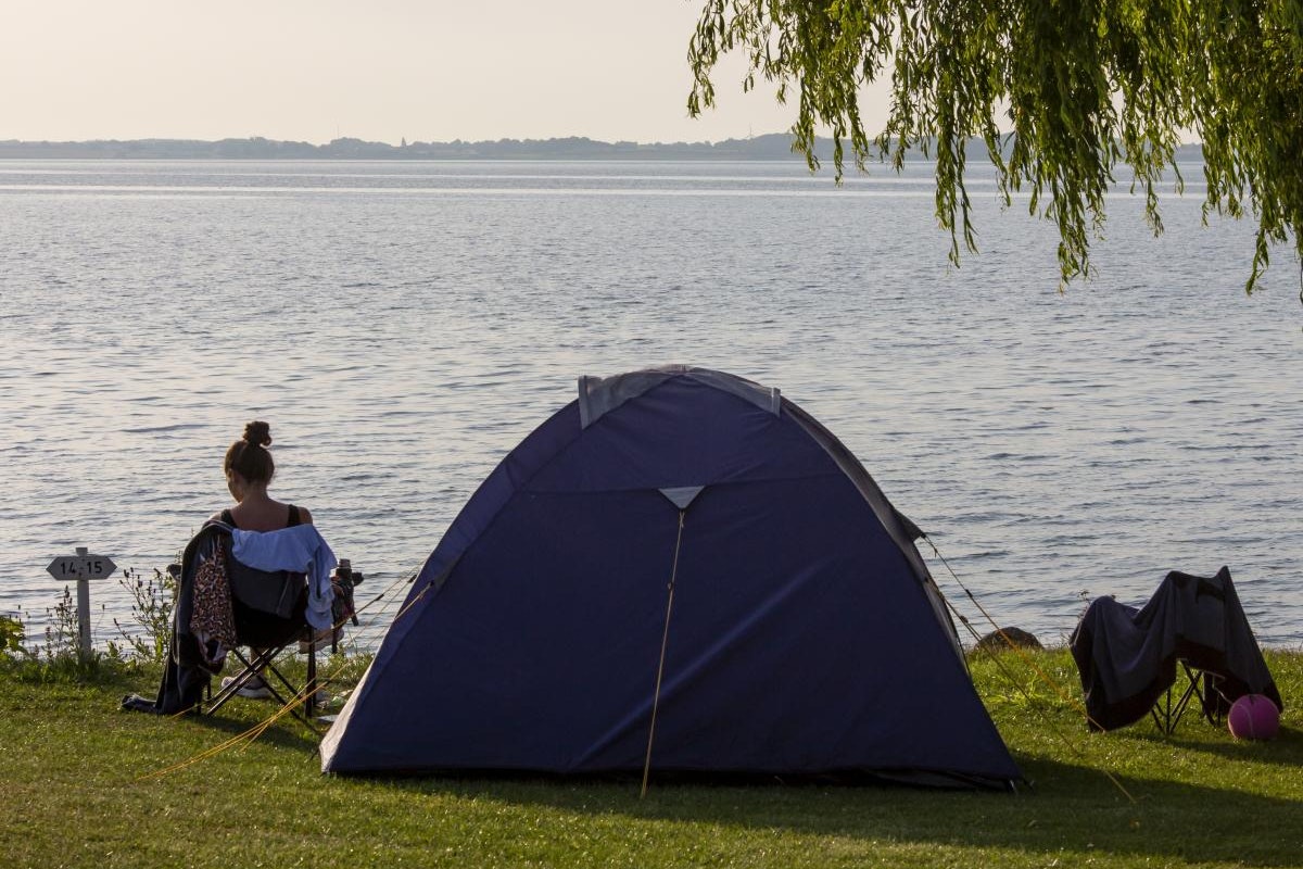 Åbyskov Strand Camping - Zeltplatz mit Blick auf das Wasser