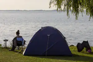 Åbyskov Strand Camping - Zeltplatz mit Blick auf das Wasser