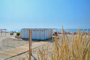 Ca' Berton Village - Blick auf den Strand mit Servicegebäude