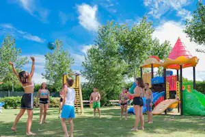 Ca' Berton Village - Kinder auf dem Spielplatz des Campingplatzes