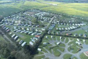 Blick auf den Campingplatz Cakes and Ale Park aus der Vogelperspektive - Campingplatz aus der Vogelperspektive