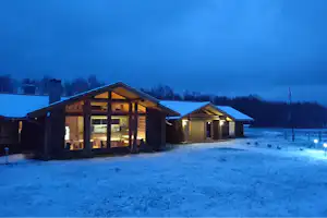 Camp 66 - Campingplatzgebäude im Winter am Abend