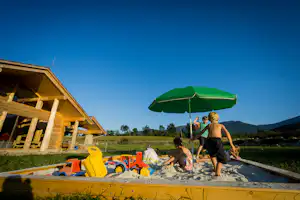 Camp 66 - Sandkasten auf dem Campingplatz mit Spielsachen und spielenden Kindern