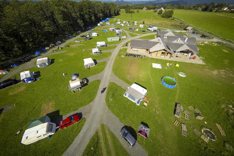 Camp 66 - Vogelperspektive auf den Campingplatz mit Blick auf den Wohnwagen- und Zeltstellplatz und die Gebäude des Campingplatzes