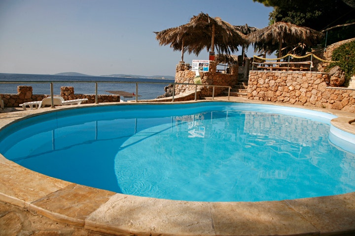 Camp Adriatic - Pool auf dem Campingplatz mit dem adriatischen Meer im Hintergrund