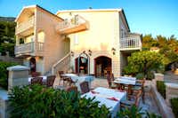 Camp Adriatic - Restaurant mit Terrasse und Sitzgelegenheiten davor