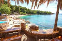 Camp Adriatic - Sitzbereich der Bar aussen mit Blick auf das Meer