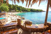 Camp Adriatic - Sitzbereich der Bar aussen mit Blick auf das Meer