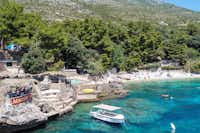Camp Adriatic - Strand und Bar des Campingplatze und das adriatische Meer im Vordergrund