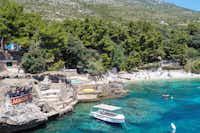 Camp Adriatic - Strand und Bar des Campingplatze und das adriatische Meer im Vordergrund