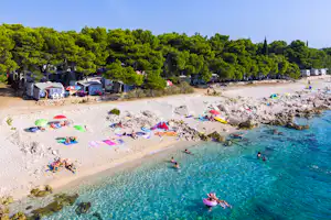 Camp Adriatic Primošten - Camper beim Entspannen am Strand