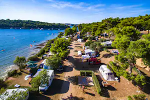 Camp Arena Indije - Luftaufnahme des Campingplatzes mit dem adriatischen Meer an der Seite