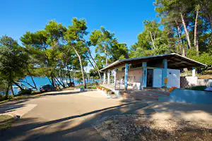 Camp Arena Indije - Sanitärgebäude des Campingplatzes von aussen im Grünen