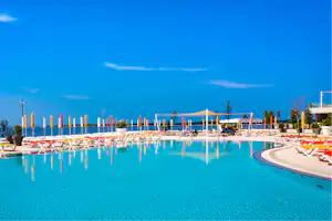 Camp Arena Kažela - Campingplatzanlage mit Pool und Liegestühlen