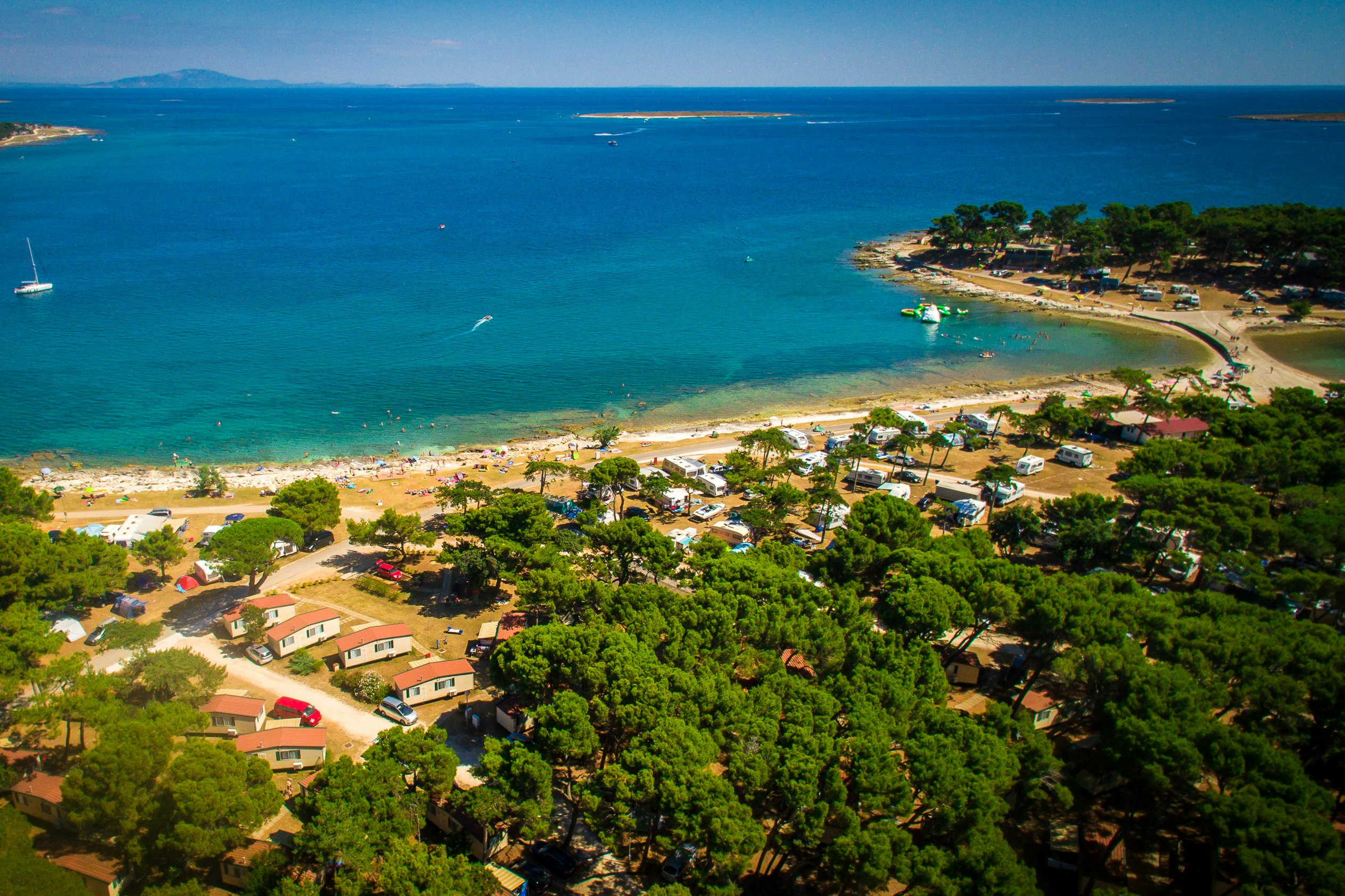 Arena Medulin Campiste  Camp Arena Medulin - Blick auf Standplätze unter Pinien, Strand und Meer aus Vogelperspektive