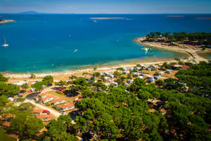 Arena Medulin Campiste Camp Arena Medulin - Blick auf Standplätze unter Pinien, Strand und Meer aus Vogelperspektive