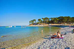 Camp Arena Medulin - Der Strand und das Mittelmeer mit Badegästen am Strand