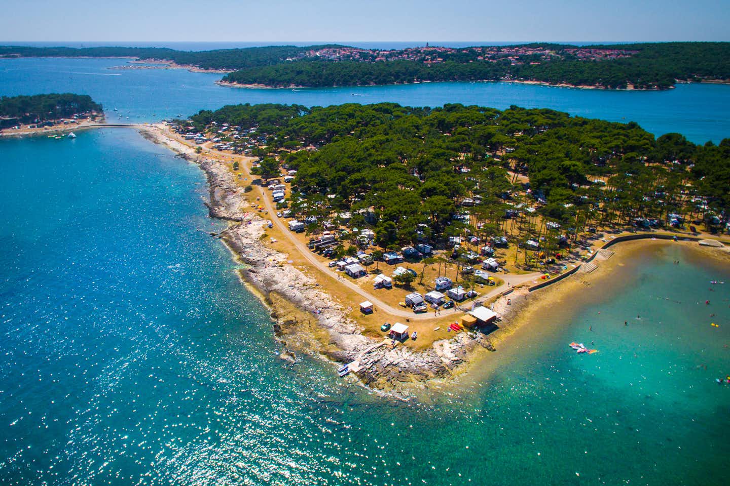 Camp Arena Medulin - Luftaufnahme auf den Campingplatz und das adriatische Meer