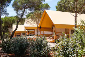 Arena One 99 Glamping - Glamping Mobilheime mit überdachten Veranden im Grünen