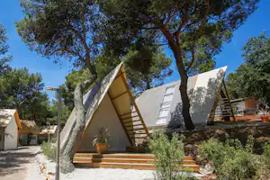 Arena One 99 Glamping - Glamping Zelte unter Bäumen auf dem Campingplatz