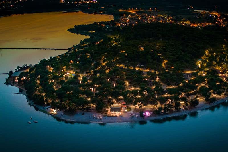 Arena One 99 Glamping - Luftaufnahme auf den Campingplatz und das adriatische Meer bei Nacht