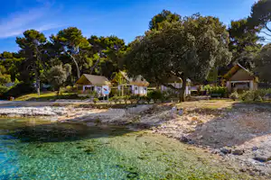 Camp Arena Stoja - Glamping Zelten mit Blick auf das Meer im Schatten der Bäume auf dem Campingplatz