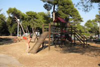 Camp Arena Stoja - Kinderspielplatz mit Holzgebäude, Kletternetz und Rutsche 