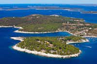 Camp Arena Stoja - Luftaufnahme auf die Insel, auf der der Campingplatz liegt