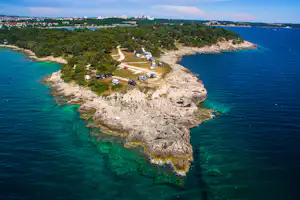 Camp Arena Stoja - Luftaufnahme auf die Stellplätze an einer Klippe am Mittelmeer