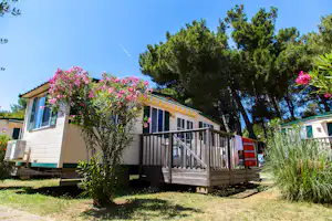 Camp Arena Stupice - Mobilheim mit Veranda auf dem Campingplatz