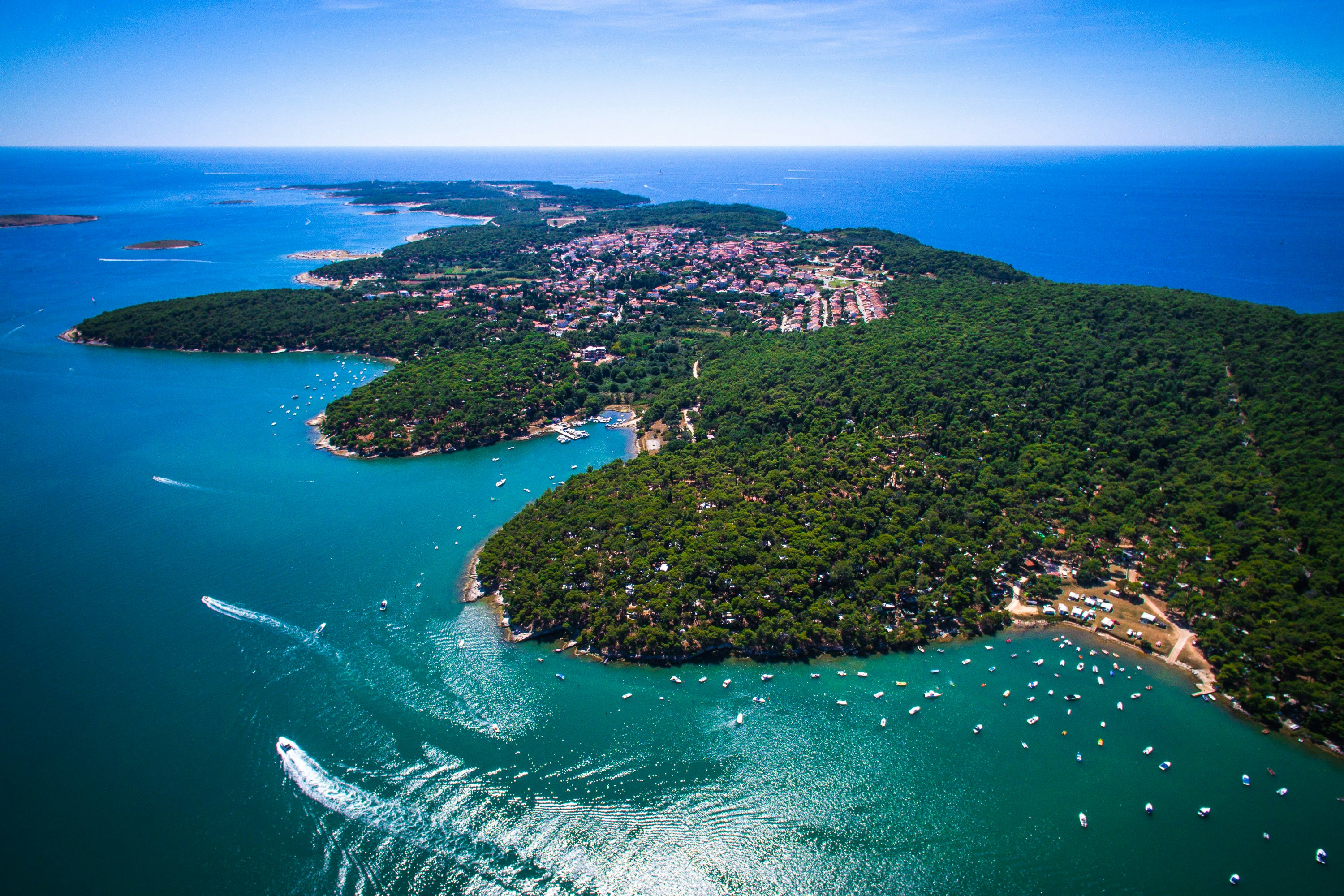Arena Tašalera Campsite  Camp Arena Tašalera - Blick auf die Insel aus der Vogelperspektive
