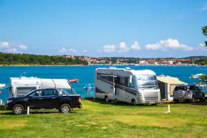 Camp Arena Tašalera - Wohnwagenstellplätze mit Blick auf die Stadt Medulin auf dem Campingplatz