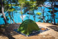 Camp Arena Tašalera - Zelt auf dem schattigen Zeltplatz am Wasser