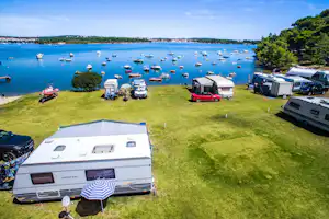 Camp Arena Tašalera - Zeltplätze und Wohnwagenstellplätze direkt am Wasser auf dem Campingplatz