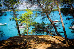 Camp Arena Tašalera - Zeltplatz im Schatten der Bäume mit Blick auf Wasser