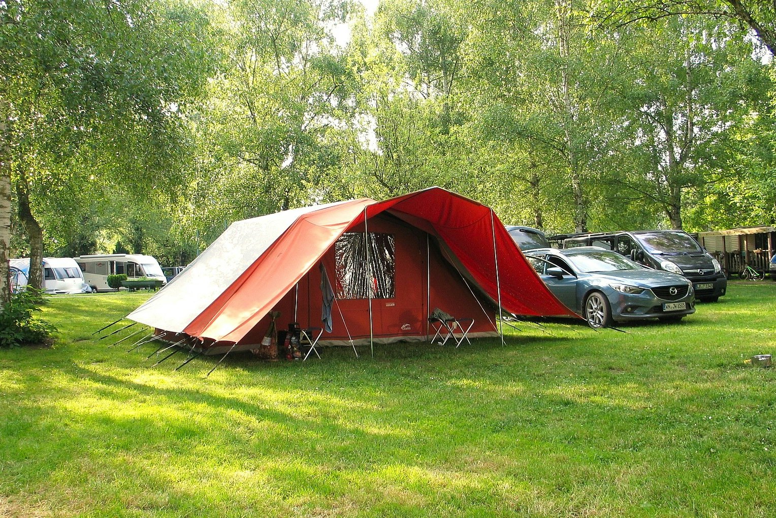 Camp Au Clair Ruisseau - Zeltplatz auf der Wiese auf dem Campingplatz