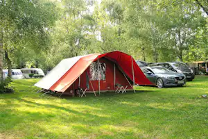 Camp Au Clair Ruisseau - Zeltplatz auf der Wiese auf dem Campingplatz