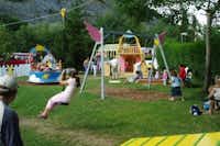 Camp Au - Kinderspielplatz mit Schaukel, Holzhütte und Seilrutsche