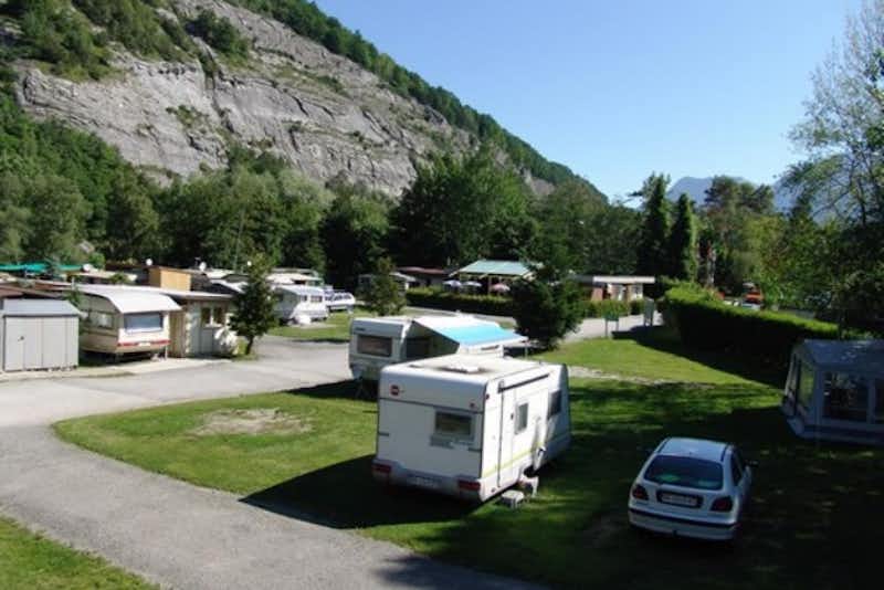 Camp Au - Luftaufnahme auf Wohnwagen- und Zeltstellplätze des Campingplatzes