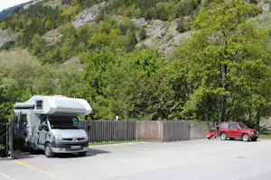 Camp Au - Parkplatz des Campingplatzes mit einem Wohnmobil darauf