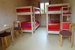Camp Au - Schlafzimmer eines Gebäudes auf dem Campingplatz mit zwei Doppel Hochbetten