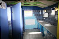 Camp Blommenslyst -  Sanitärbereich von Innen mit Toilettenkabinen und Waschbecken
