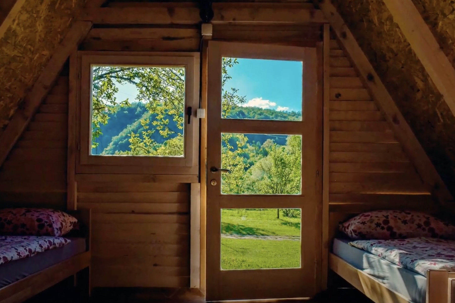 Camp BUK  - Innenansicht eines Mobilheims mit Blick ins Grüne