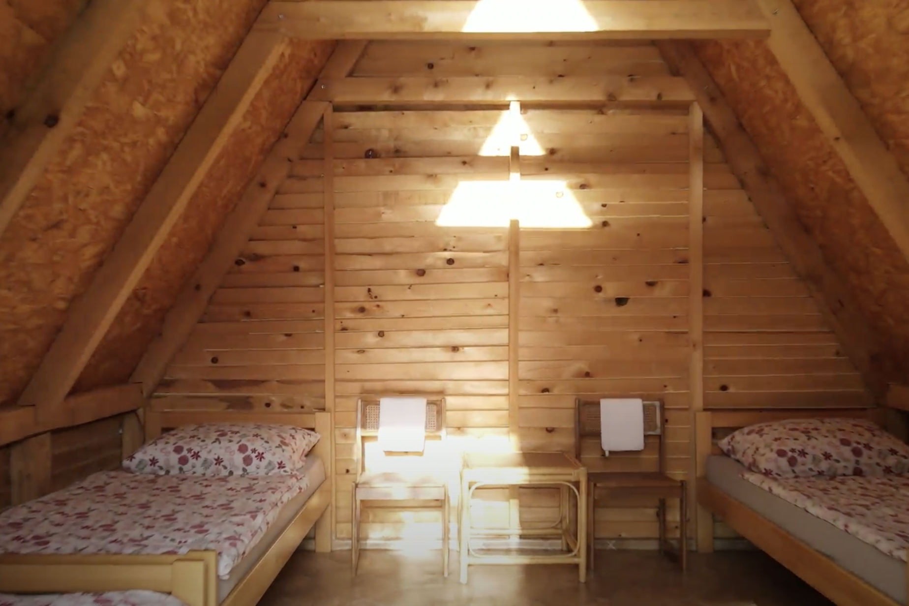 Camp BUK - Innenansicht eines Mobilheims mit zwei Betten