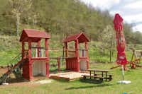 Camp BUK - Kinderspielplatz mit Holzgebäuden und kleinem Sandkasten