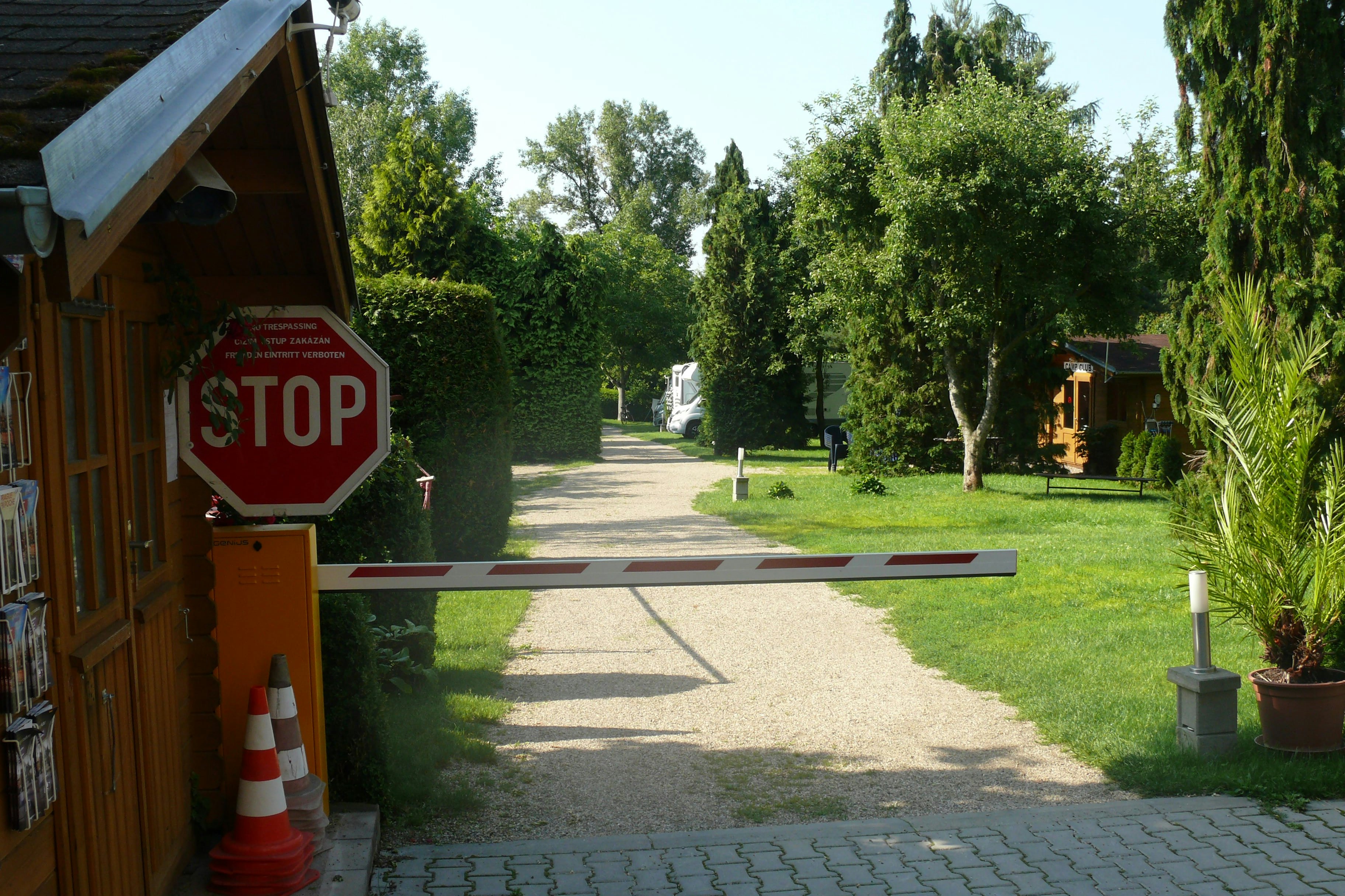Camp Dana Troja - Einfahrt des Campingplatzes