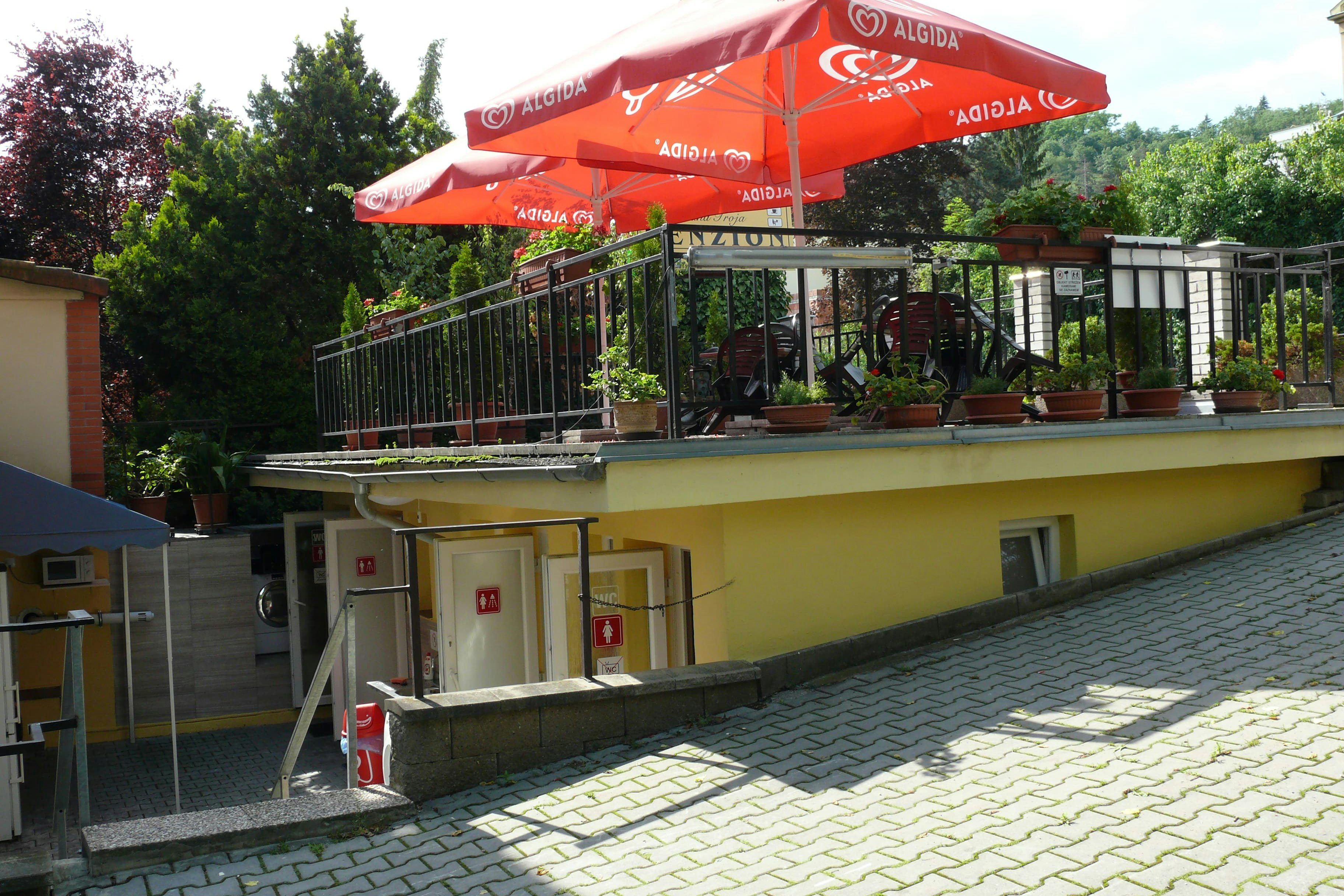 Camp Dana Troja - Sanitärgebäude auf dem Campingplatz