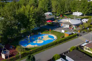 Camp des Pêches - Luftaufnahme Wohnwagen- und Zeltstellplatz, Wasserspielplatz und Spielplatz vom Campingplatz