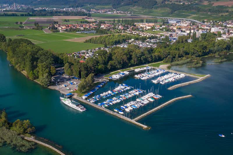 Camp des Pêches  -  Luftaufnahme vom Campingplatz am Bielersee