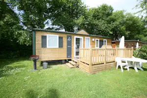 Camp des Pêches - Mobilheim vom Campingplatz mit Veranda im Grünen